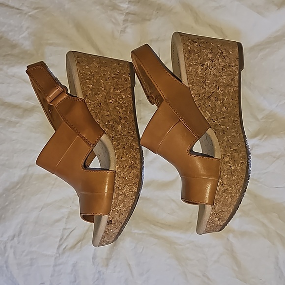 CLARKS s7 “Comfort Collection” cork wedges Leather uppers Neutral color - Picture 3 of 8